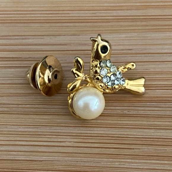 Avon Gold Twist Back Rhinestone And Pearl Bird Brooch Pin - Picture 10 of 12